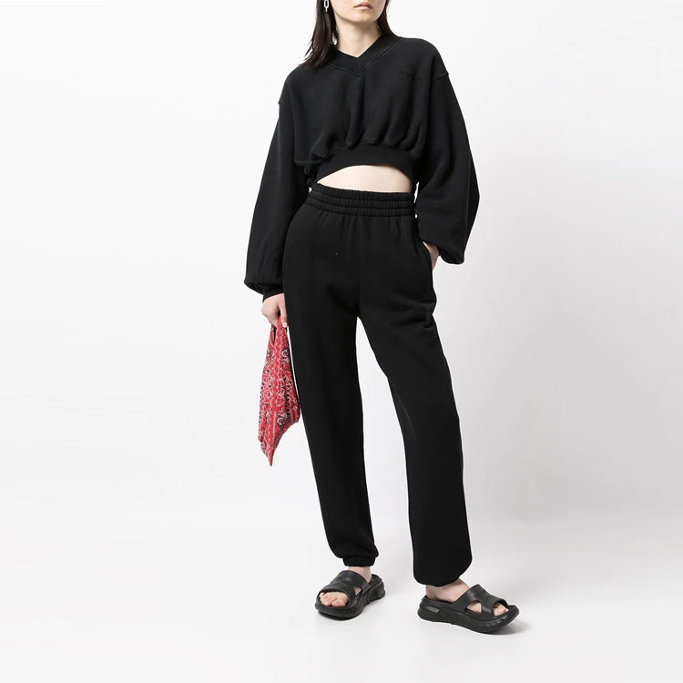 Lookbook (W) 알렉산더 왕 V넥 로고 자수 크롭 스웨트셔츠 블랙 1CC4211507-001