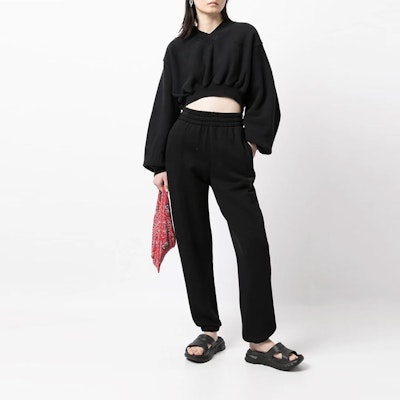 (W) 알렉산더 왕 V넥 로고 자수 크롭 스웨트셔츠 블랙 1CC4211507-001 Lookbook (W) 알렉산더 왕 V넥 로고 자수 크롭 스웨트셔츠 블랙 1CC4211507-001