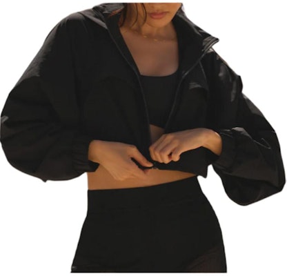 (W) Alo Yoga 轻便纯色短款拉链连帽夹克外套. w4575r Lookbook (W) Alo Yoga 轻便纯色短款拉链连帽夹克外套. w4575r