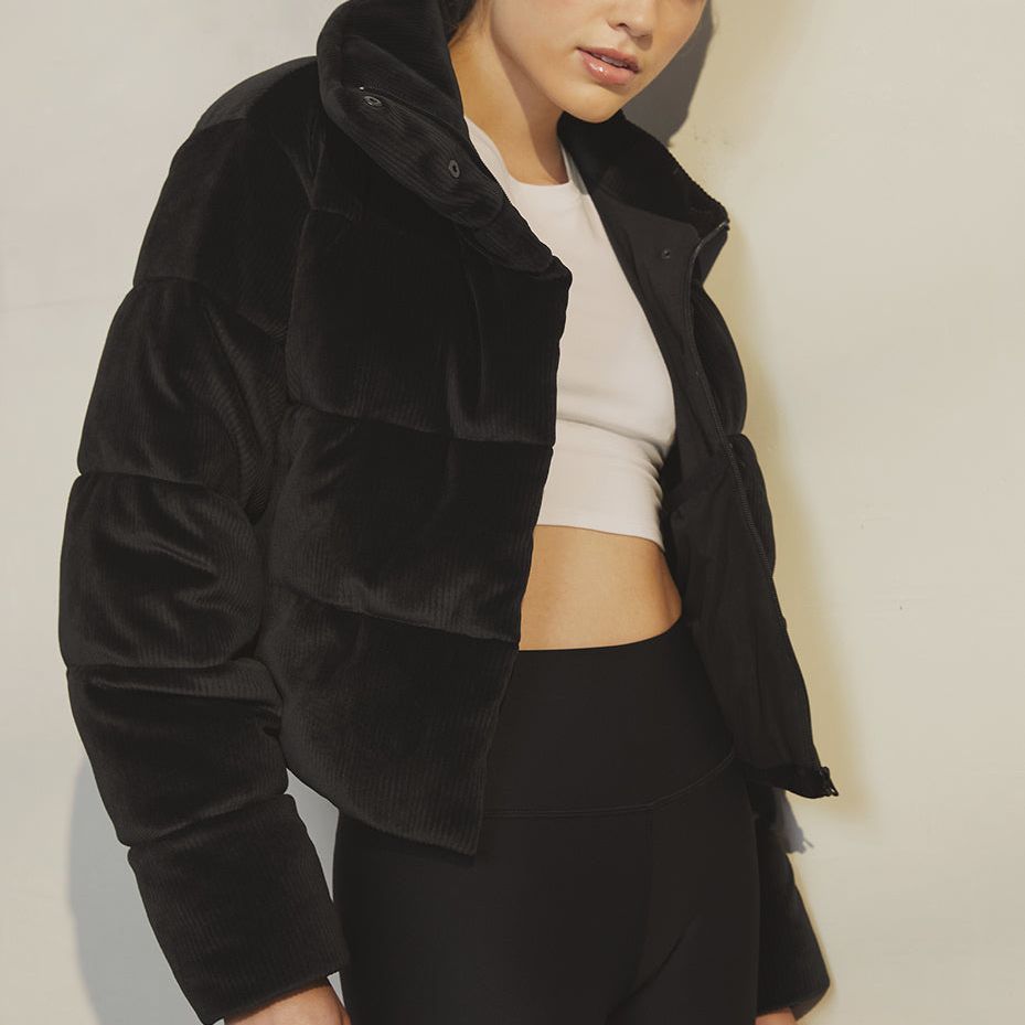 Shop (W) Alo Yoga 纯色宽松短款夹克外套. W4497R