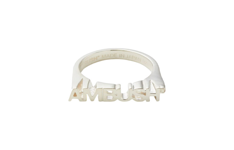 Order (W) Anillo Decorativo Plateado con Letra Grabada Hueca de AMBUSH. BWOC022S23BRA0017200