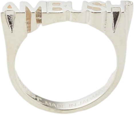 (W) Anillo Decorativo Plateado con Letra Grabada Hueca de AMBUSH. BWOC022S23BRA0017200 Lookbook (W) Anillo Decorativo Plateado con Letra Grabada Hueca de AMBUSH. BWOC022S23BRA0017200