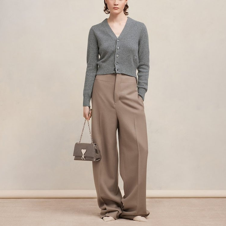 Lookbook (W) AMI Paris 灰色毛衣外套搭配同色系愛心刺繡 FKC127005-055