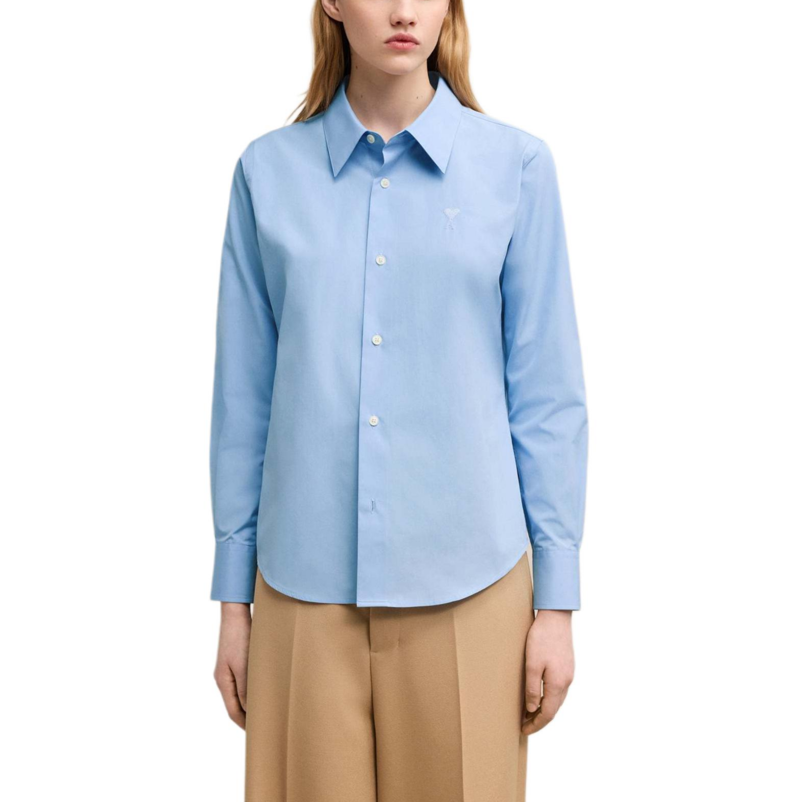Lookbook (W) Ami Paris AMIPARIS FW24 經典藍色長袖襯衫搭配扭扣領設計。 FSH061CO0063-484