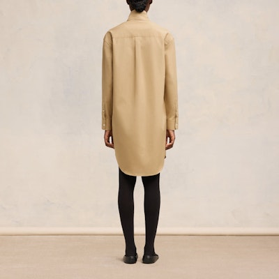 (W) Ami Paris AMIPARIS FW24 Gaun Baju Kolar Selendang Longgar Beige. FDR104CO0063-255 Lookbook (W) Ami Paris AMIPARIS FW24 Gaun Baju Kolar Selendang Longgar Beige. FDR104CO0063-255