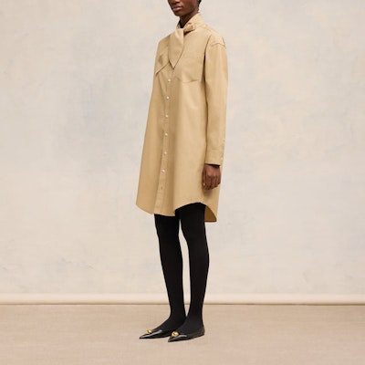 (W) Ami Paris AMIPARIS FW24 Gaun Baju Kolar Selendang Longgar Beige. FDR104CO0063-255 Shop (W) Ami Paris AMIPARIS FW24 Gaun Baju Kolar Selendang Longgar Beige. FDR104CO0063-255