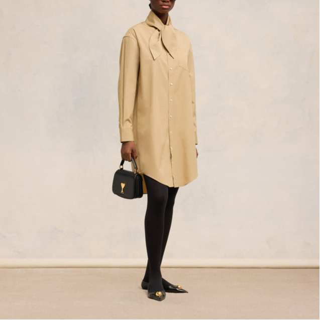 Purchase (W) Ami Paris AMIPARIS FW24 Gaun Baju Kolar Selendang Longgar Beige. FDR104CO0063-255