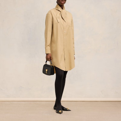 (W) Ami Paris AMIPARIS FW24 Gaun Baju Kolar Selendang Longgar Beige. FDR104CO0063-255 Purchase (W) Ami Paris AMIPARIS FW24 Gaun Baju Kolar Selendang Longgar Beige. FDR104CO0063-255