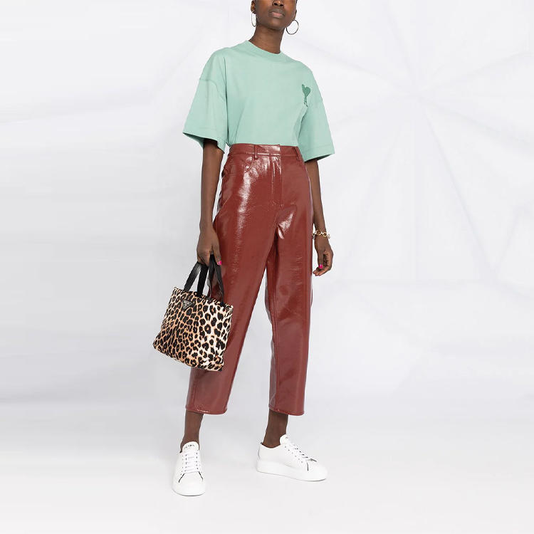 Lookbook (W) Ami Paris AMIPARIS SS21 Baju T-Shirt Hijau Crewneck dengan Logo Hati Patch. E21FJ128726-303