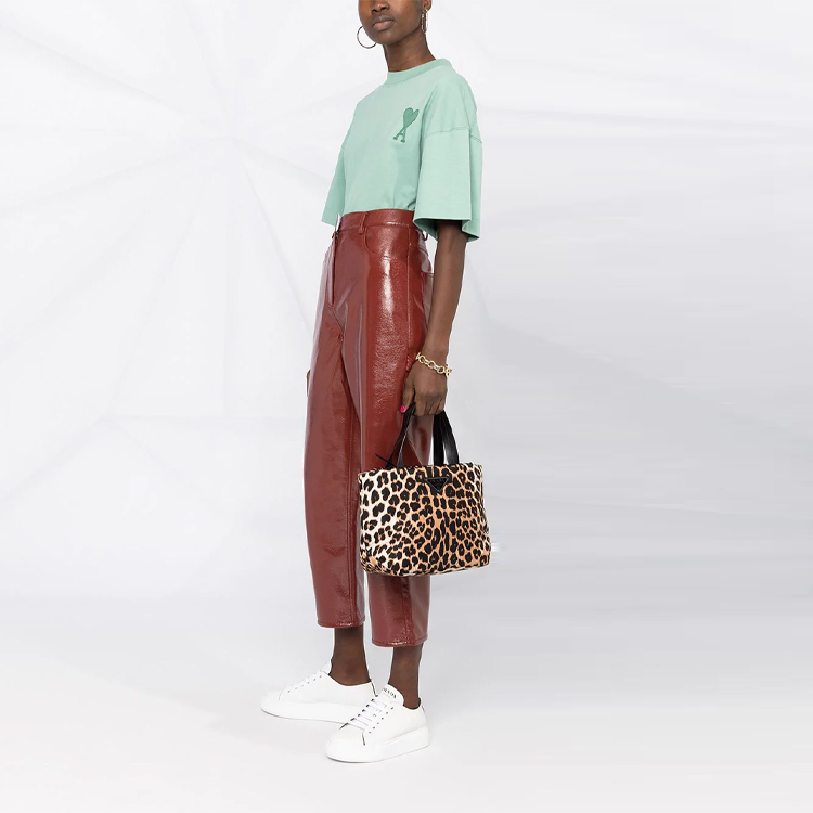 Purchase (W) Ami Paris AMIPARIS SS21 Baju T-Shirt Hijau Crewneck dengan Logo Hati Patch. E21FJ128726-303