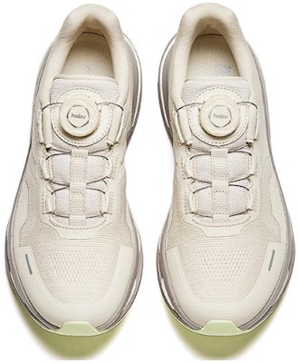 Anta安踏 圓頭旋鈕 減震耐磨 低幫 跑步鞋 女款 灰銀色 Lookbook Anta安踏 圓頭旋鈕 減震耐磨 低幫 跑步鞋 女款 灰銀色