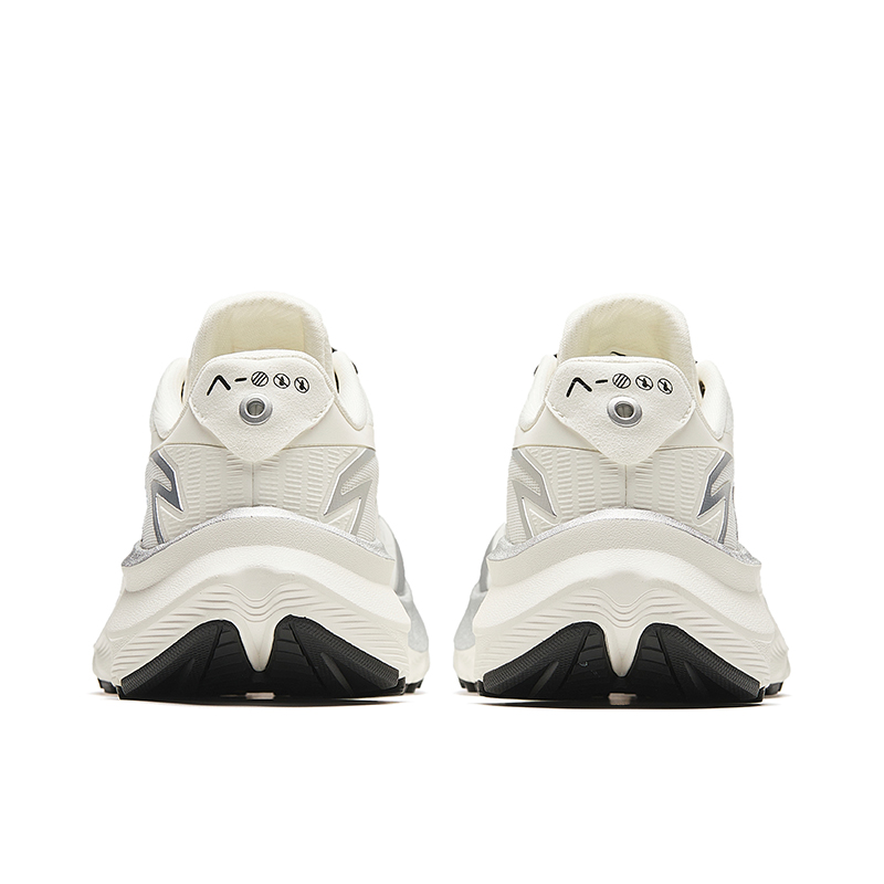 Lookbook (W) Zapatillas para Correr Anta 'Blanco Plateado Negro' 922345588-1