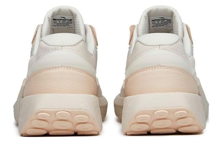 Lookbook (W) Anta Sepatu Rendah Anti-Selip Tahan Aus 'Bing Tang' Krem 922228856-3