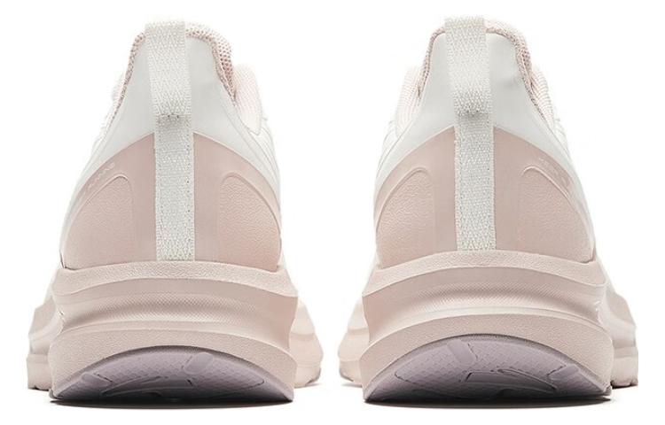 Shop Anta 安踏 雲途 舒適百搭 防滑減震 低筒 跑步鞋 女款 白灰色