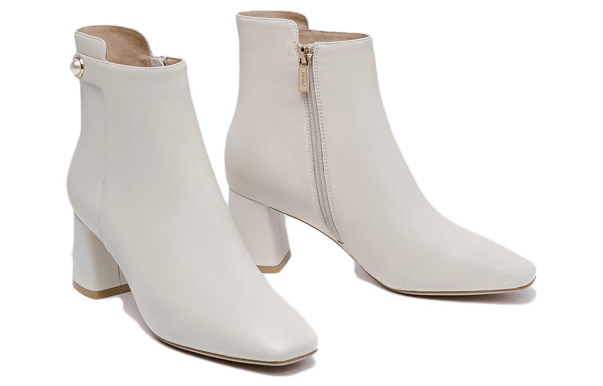 Lookbook (W) Aokang 'Botín Blanco de Piel de Oveja con Tacón Cuadrado y Punta Cuadrada' 1214911011