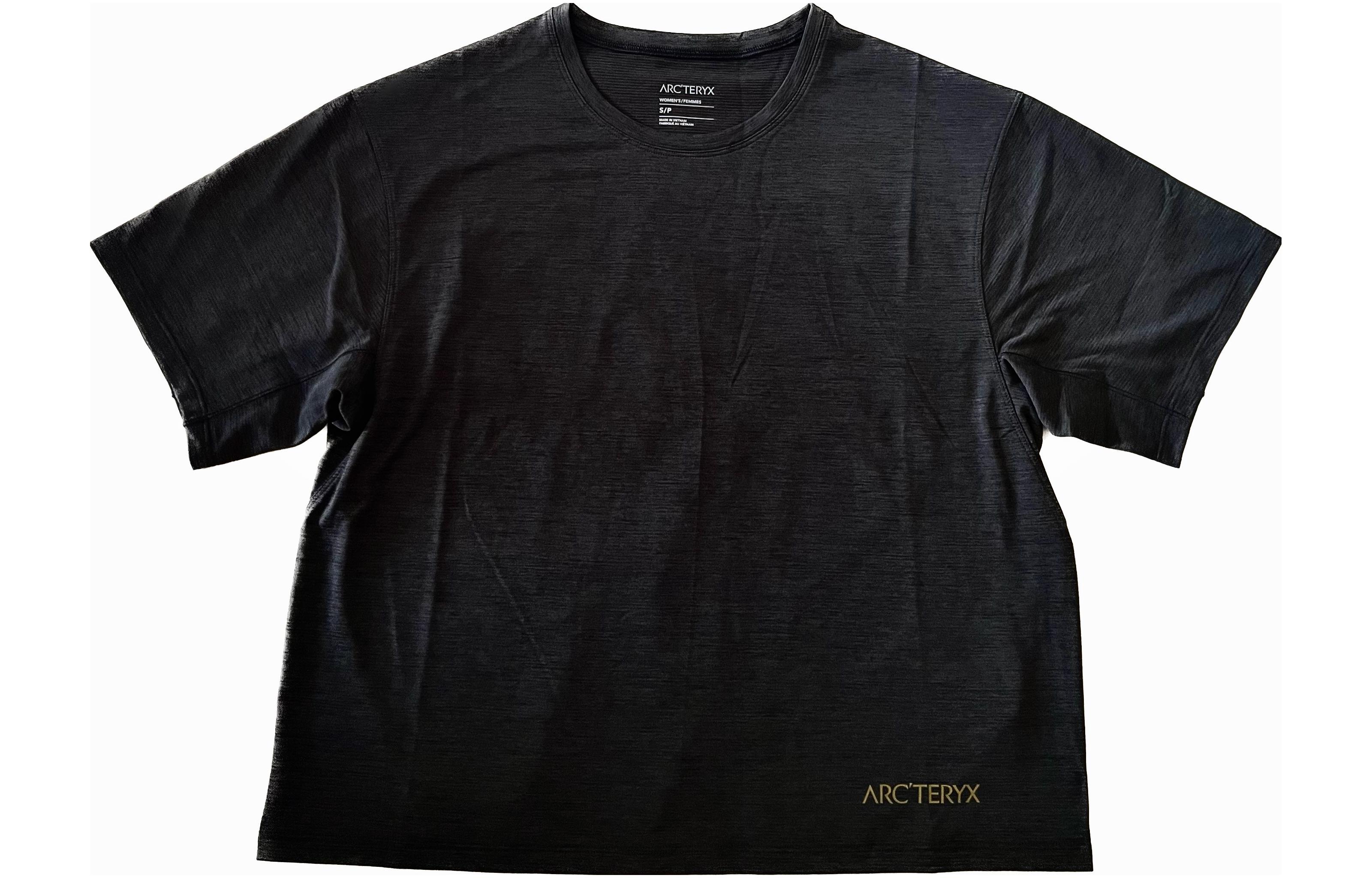 Lookbook (Women) Arcteryx  TAEMA Crop Lightweight Quick-Dry T-Shirt with Colorful Logo. 30732
