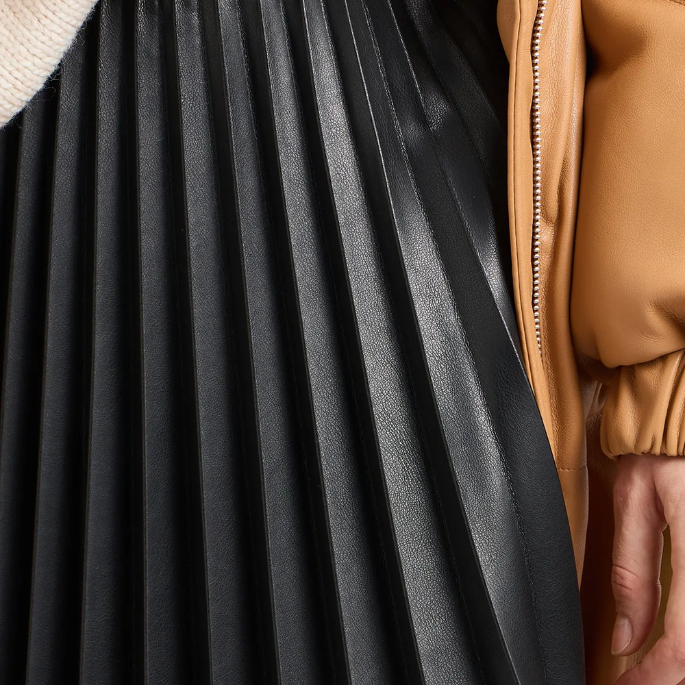 Details for (W) Falda Casual Negra Plisada Armani Exchange SS24 con Acabado Brillante. 6DYN24-YNNNZ-1200