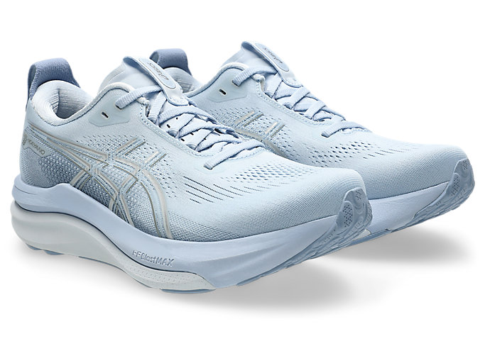 Lookbook (W) ASICS Gel-Kayano 33 D a pianta larga ''Solid Air Soft Sky'' 1012B992-400