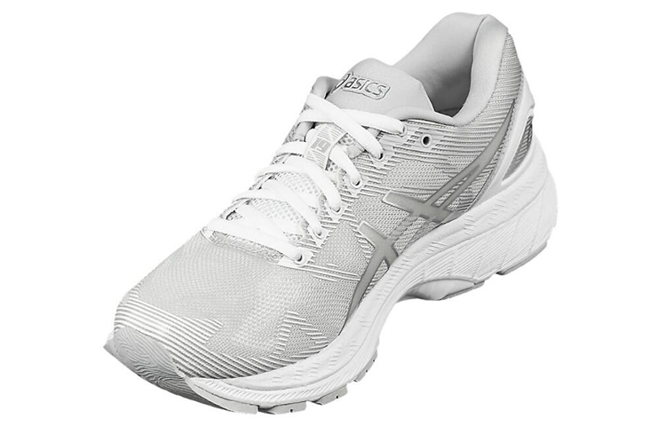 Shop Asics GEL-Nimbus 19 低筒 跑步鞋 女款 灰白