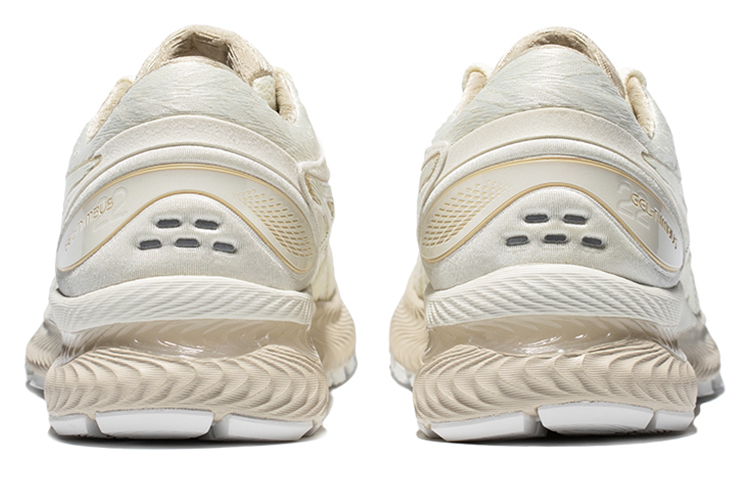 Shop Asics GEL-Nimbus 22 低筒 跑步鞋 女款 米色