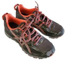 Shop Asics Gel Scram 奔跑鞋 女款 灰紅