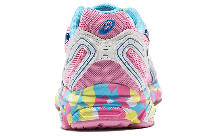 Shop Asics Maverick 2 緩衝耐磨跑步鞋 女款 粉藍