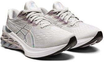 (W) ASICS Novablast 2 'Platino' 1012B131-020 Lookbook (W) ASICS Novablast 2 'Platino' 1012B131-020