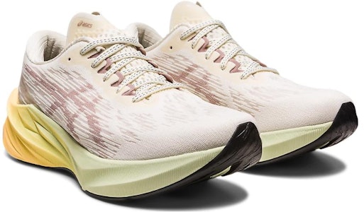 (W) ASICS Novablast 3 'Cream Fawn' dalam warna Krim Fawn 1012B288-101 Lookbook (W) ASICS Novablast 3 'Cream Fawn' dalam warna Krim Fawn 1012B288-101