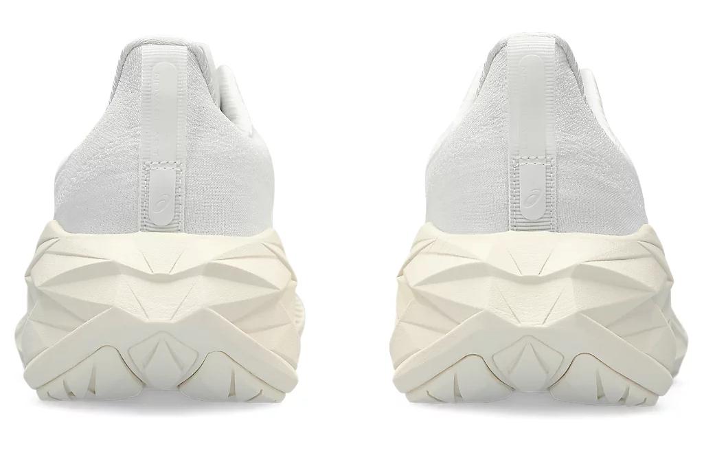 Shop Asics novablast 4 減震耐磨 低筒 跑步鞋 女款 灰白