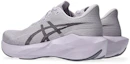 Lookbook (W) ASICS Novablast 6 Hardloopschoenen Dahlia/Lavendelgrijs. 1012C008-501