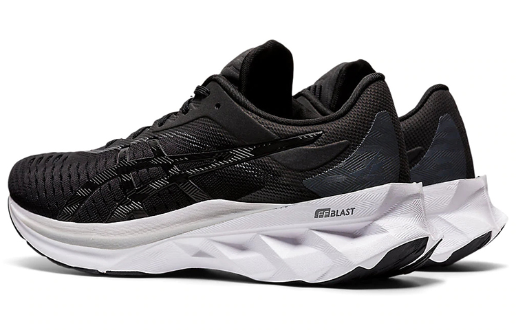 Shop (W) 亚瑟士 Novablast '黑色' 运动鞋 1012A584-002