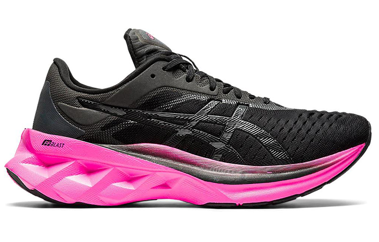 Order (W) ASICS Novablast ''Zwart Roze Glo'' 1012A584-003