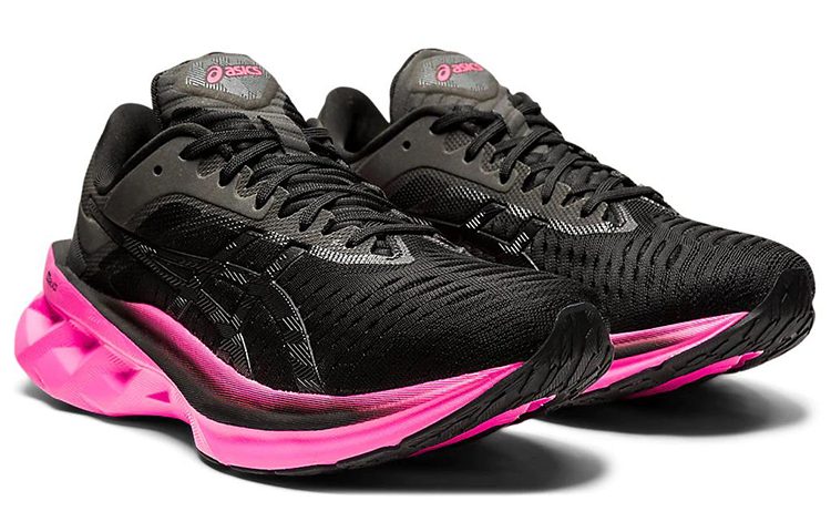 Lookbook (W) ASICS Novablast ''Zwart Roze Glo'' 1012A584-003