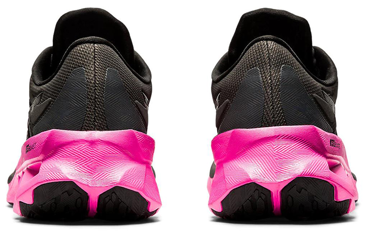 Shop (W) ASICS Novablast ''Zwart Roze Glo'' 1012A584-003