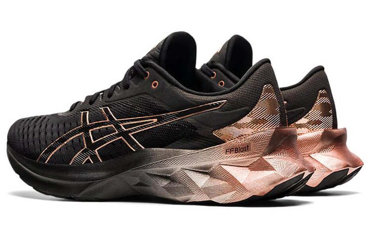Lookbook (W) ASICS Novablast ''Zwart Rose Goud'' 1012B014-001