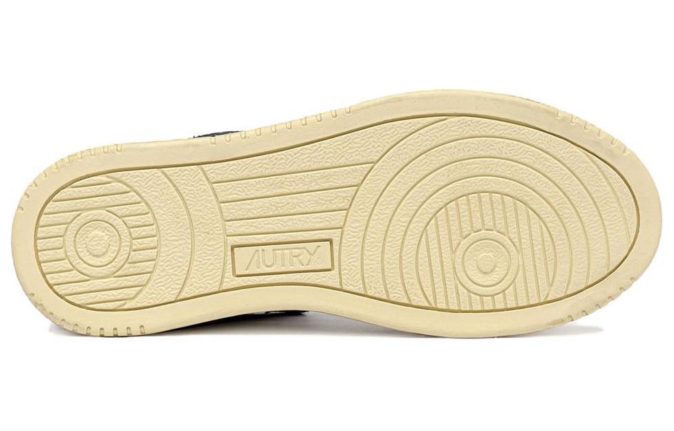 Shop AUTRY 皮革 圓頭穿孔 高幫 板鞋 女款 白棕色