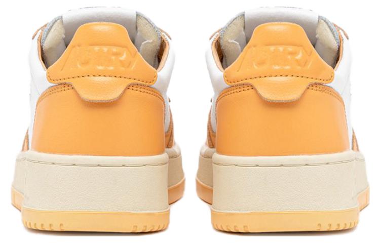 Shop AUTRY 皮革 圓頭平底繫帶 低幫 板鞋 女款 橙色