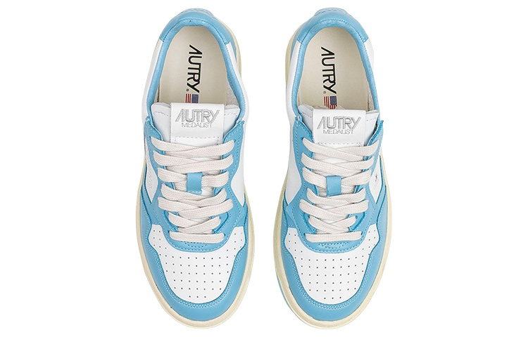 Lookbook AUTRY Medalist 女款白蓝做旧皮革低帮圆头时尚板鞋