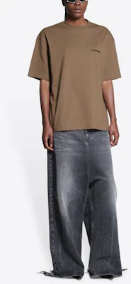 (W) 발렌시아가 브라운 로고 크루넥 반팔 티셔츠 SS22. 612965TMVF47761 Shop (W) 발렌시아가 브라운 로고 크루넥 반팔 티셔츠 SS22. 612965TMVF47761