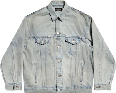 (W) Balenciaga Jaket Denim Biru Muda dengan Kerah & Kancing Letter Print. 767951TDW144016 Order (W) Balenciaga Jaket Denim Biru Muda dengan Kerah & Kancing Letter Print. 767951TDW144016