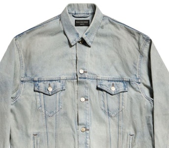 (W) Balenciaga Jaket Denim Biru Muda dengan Kerah & Kancing Letter Print. 767951TDW144016 Shop (W) Balenciaga Jaket Denim Biru Muda dengan Kerah & Kancing Letter Print. 767951TDW144016