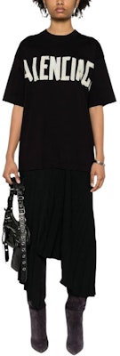 (W) 발렌시아가 오버사이즈 블랙 로고 프린트 티셔츠 원피스. 790651TPO381000 Lookbook (W) 발렌시아가 오버사이즈 블랙 로고 프린트 티셔츠 원피스. 790651TPO381000
