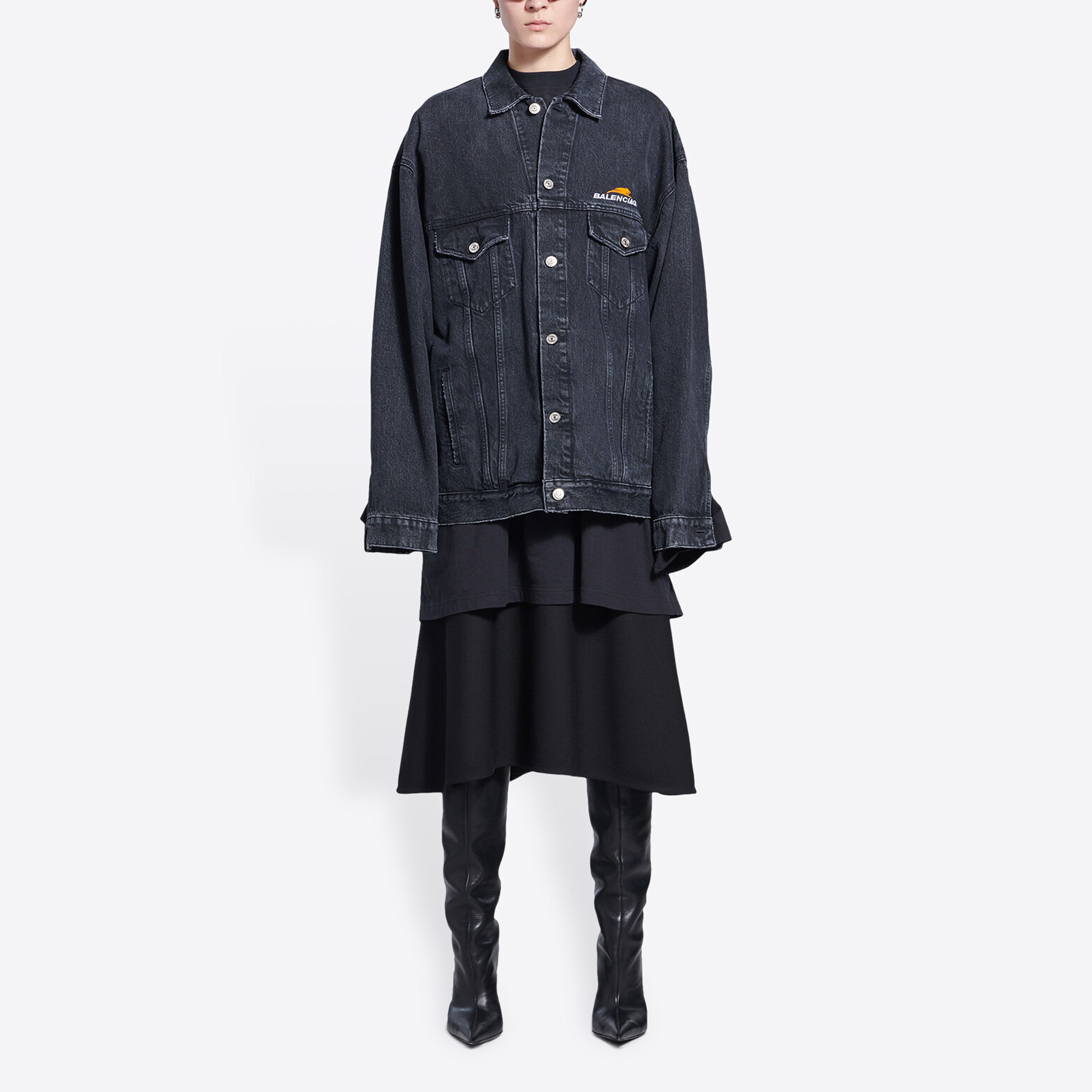 Shop (W) Balenciaga Jaket Denim Hitam Cetakan Huruf SS22 Berkerah Single-Breasted. 681804TBP470105