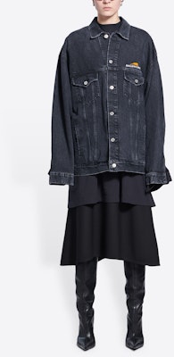 (W) Balenciaga Jaket Denim Hitam Cetakan Huruf SS22 Berkerah Single-Breasted. 681804TBP470105 Shop (W) Balenciaga Jaket Denim Hitam Cetakan Huruf SS22 Berkerah Single-Breasted. 681804TBP470105