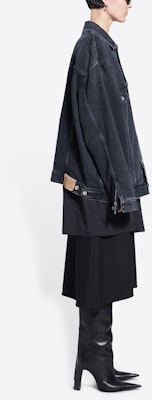 (W) Balenciaga Jaket Denim Hitam Cetakan Huruf SS22 Berkerah Single-Breasted. 681804TBP470105 Details for (W) Balenciaga Jaket Denim Hitam Cetakan Huruf SS22 Berkerah Single-Breasted. 681804TBP470105