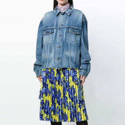 (W) Balenciaga Jaket Denim Biru dengan Kolar Turn-Down dan Butang Tunggal. 556728TDW144065 Lookbook (W) Balenciaga Jaket Denim Biru dengan Kolar Turn-Down dan Butang Tunggal. 556728TDW144065