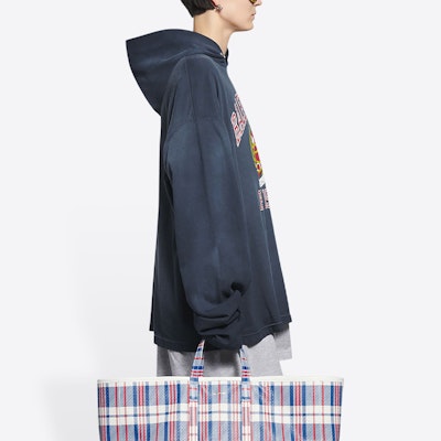 (W) 발렌시아가 블루 로고 레터 프린트 후디. 674679TLV898067 Sizing (W) 발렌시아가 블루 로고 레터 프린트 후디. 674679TLV898067