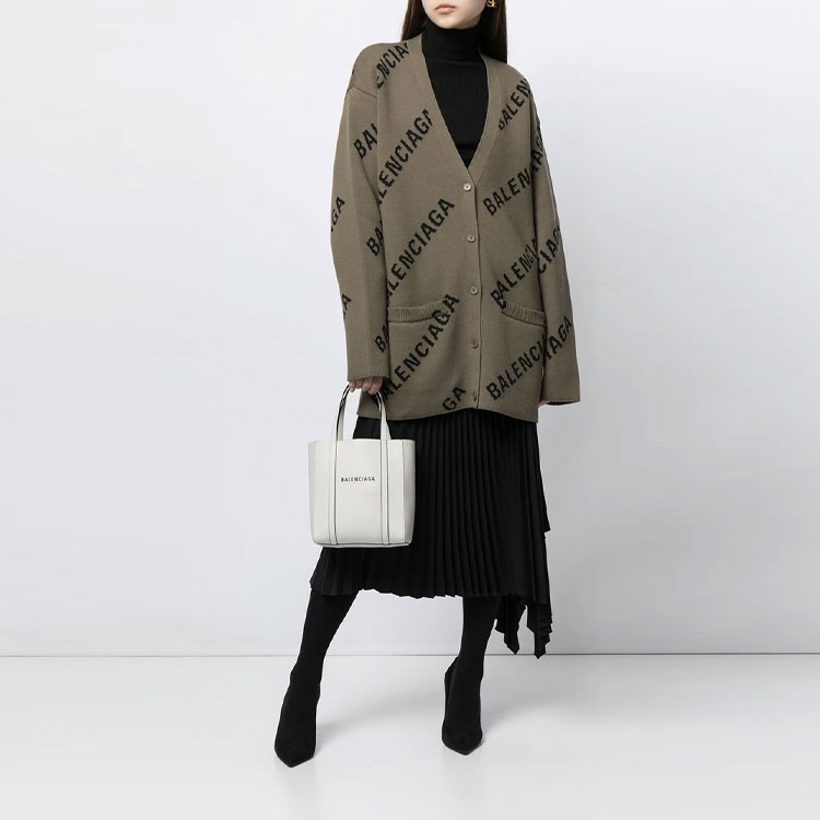 Shop (W) Balenciaga FW21 Logo 針織開襟V領卡地根毛衣 米色. 659675T32002900