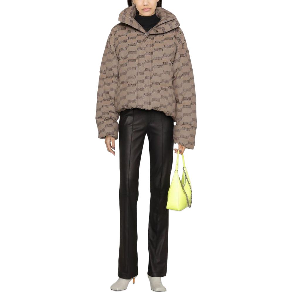 Lookbook (W) Balenciaga FW22 Jaket Zip-Up Logo Beige dengan Warna Kontras. 681883TML339378