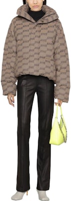 (W) Balenciaga FW22 Jaket Zip-Up Logo Beige dengan Warna Kontras. 681883TML339378 Lookbook (W) Balenciaga FW22 Jaket Zip-Up Logo Beige dengan Warna Kontras. 681883TML339378